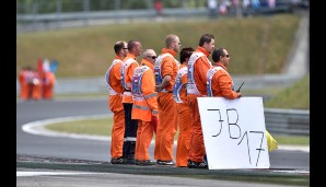 Sonst stand der GP von Ungarn natürlich auch im Zeichen von Jules Bianchi. Hier erinnern Streckenposten an den Verunglückten