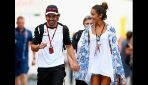 Und auch Fernando Alonso hat gut lachen: Er spaziert mit Lara Alvarez durchs Fahrerlager - der Ex von Fußballer Sergio Ramos