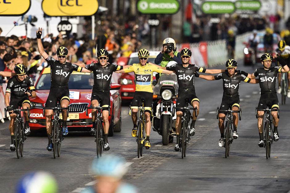 21. ETAPPE: Christopher Froome gewinnt die 102. Tour de France! Nach seiner Triumphfahrt über die Champs Elysees wird der Champion von seinen Teamkollegen über die Ziellinie geleitet...