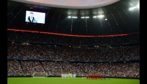 FC BAYERN - AC MILAN 3:0: Vor der zweiten Halbfinalpartie gibt es eine Schweigeminute. Der Sohn von Franz Beckenbauer war nach langer Krankheit verstorben