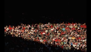 Ein Teil der Allianz Arena wird von der Sonne bestrahlt - und die Fans geblendet. Hoffentlich können die Zuschauer das Spiel dennoch gut verfolgen