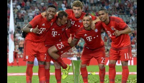 Und Bayern darf mit dem Pokal feiern. Thomas Müller zeigt sich mal wieder von seiner spaßigen Seite und macht grazile Kunststückchen
