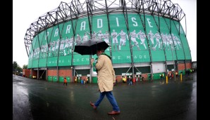 CELTIC - MALMÖ 3:2 : Under my umbrella: Celtic begrüßt seine Gäste mit typisch schottischem Wetter