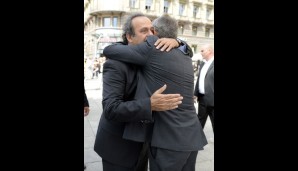 Michel Platini und Wolfgang Niersbach begrüßten sich in dieser traurigen Stunde mit einer herzlichen Umarmung