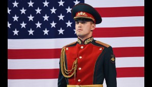 Ein seltener Anblick in diesen Tagen: Ein russischer Soldat vor der US-Flagge