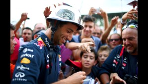 Daniel Ricciardo macht's ganz anders: Stahlhelm auf und ab in die Menge