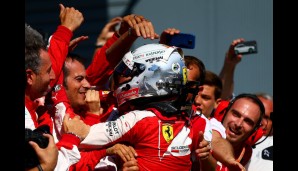 Daumen hoch! Vettel bedankt sich bei seinem neuen Team für eine Top-Platzierung