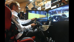Er fährt! Er fährt wirklich! Jenson Button hatte bei einem Promo-Termin richtig Spaß, den McLaren-Honda elektronisch zu fahren