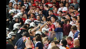 PIRÄUS - BAYERN 0:3: Vor dem Spiel kam es zu unschönen Szenen: Die Polizei stürmte den Bayern-Block und schlug mit Schlagstöcken um sich