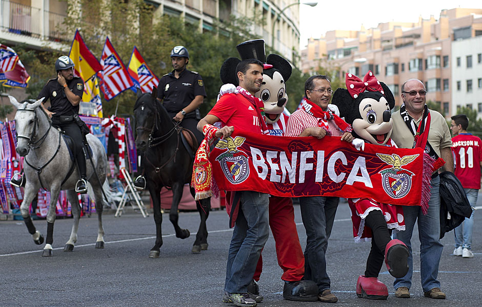 ATLETICO MADRID - BENFICA LISSABON 1:2: Die Fans hatten schon vor dem Anpfiff mit Mickey Mouse ihren Spaß