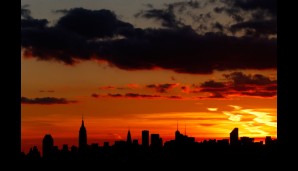 HALBFINALE: Die Sonne verschwindet hinter der Skyline Manhattans, in Flushing Meadows wird's langsam ernst