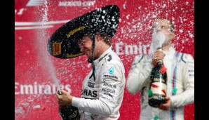 Party like a mexican! Speedy Rosberg Gonzalez feiert mit Sombrero, Bottas macht den Finnen alle Ehre und kippt sich das Zeug druckvoll rein