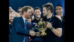 Da ist das Ding! Rugby-Fan Prinz Harry überreicht den Pokal höchstpersönlich