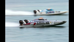 Schnelle Autos auf der Strecke, schnelle Boote im Wasser - Spektakel pur in Abu Dhabi