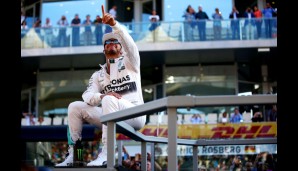 Lewis Hamilton lässt sich bei der obligatorischen Fahrerparade gerne feiern