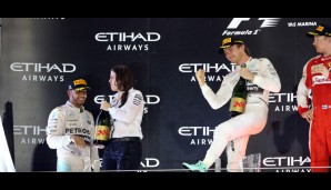 Rosberg feiert den 14. GP-Sieg seiner Karriere mit einem kleinen Tänzchen, Räikkönen scheint ob des fehlenden Champagners etwas abgekühlt