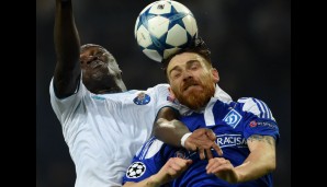 Im Zweikampf zwischen Vincent Aboubaka und Antunes wird die Ästhetik des Fußballsports eindrucksvoll deutlich