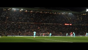 Die United-Fans brachten die Tribüne in der 7. Minute mit ihren Handys zum Strahlen. Alles in Gedenken an George Best