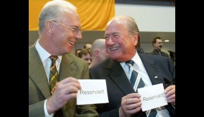 Einen Tag später meldet sich der Kaiser zu Wort: "Ich habe niemanden Geld zukommen lassen, um Stimmen für die Vergabe der WM 2006 nach Deutschland zu akquirieren", so Beckenbauer.