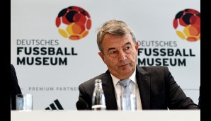 Bei einer Pressekonferenz in Frankfurt hinterlässt Niersbach mehr Fragen als Antworten. Die 6,7 Millionen Euro seien an die FIFA gezahlt worden, um später 170 Millionen zu erhalten.