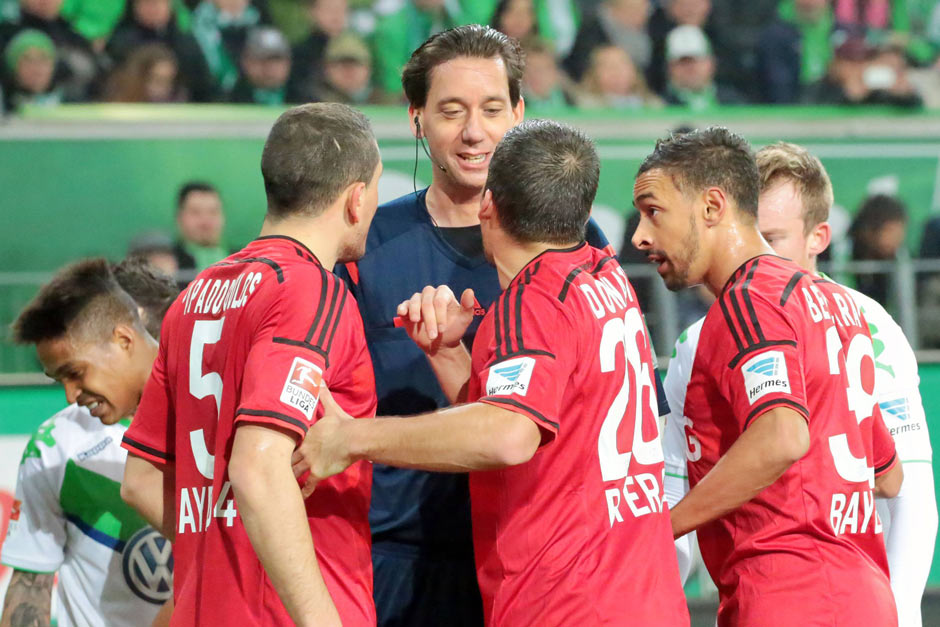 Noch so ein Aufreger: Leverkusen verliert am 11. Spieltag 1:2 in Wolfsburg. Das 1:0 der Wölfe war dabei ein klares Abseitstor. Völler tickt hinterher völlig aus