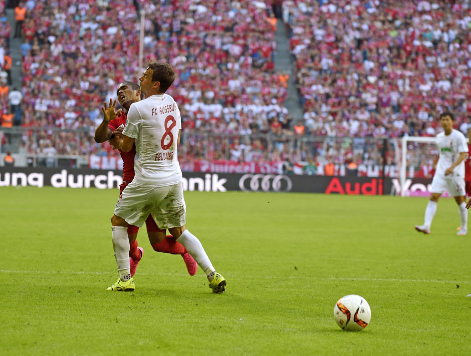 Und noch eine fiese Fehlentscheidung: Die Bayern schlagen Augsburg am 4. Spieltag per Strafstoß in der 90. Minute, nachdem Feulner Costa gefoult haben soll