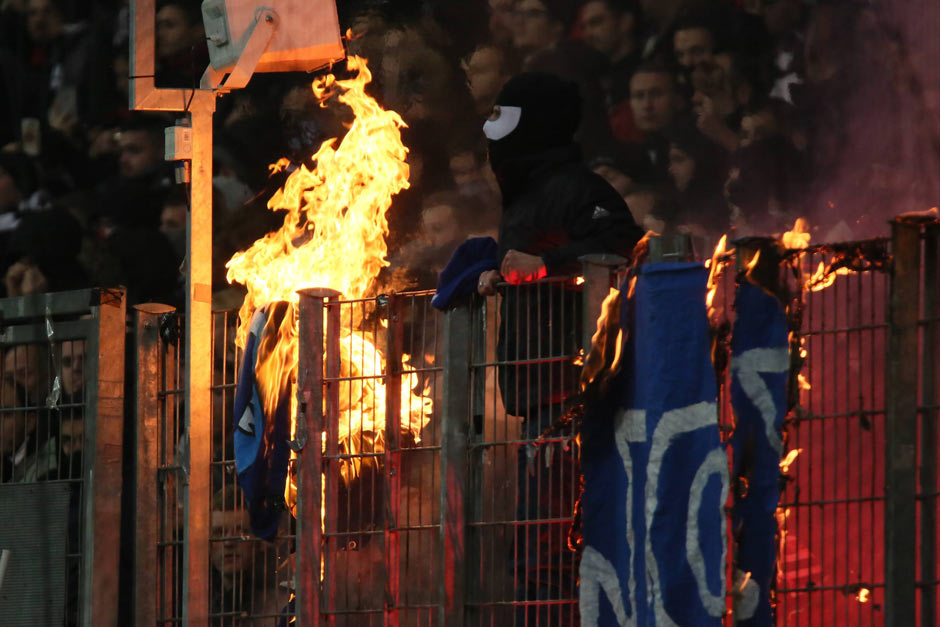 Am Nikolaustag steigt das hessische Derby in Frankfurt. Die nicht so hellen unter den Eintracht-Fans verbrennen Darmstadt-Flaggen im großen Stil, die 98er gewinnen dafür mit 1:0