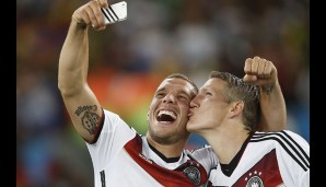 But first, let me take a selfie. Lukas Podolski sammelt Futter für 7,661 Millionen foto-gierige Follower