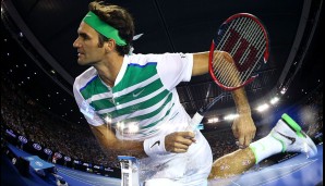 Roger Federer hat derweil - wie der Djoker - nur Augen für das Spielgerät