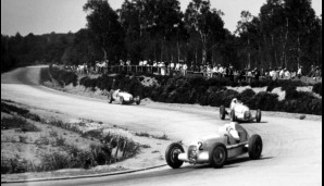 Mit Nazi-Finanzierung dominieren Auto-Union und Mercedes die Automobilrennen der 30er. Der Silberpfeilmythos ensteht