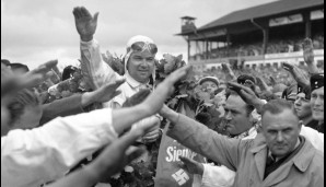Rudolf Caracciola feiert Erfolg um Erfolg. Er gewinnt sechsmal den Deutschland-GP und dreimal die Formel-Europameisterschaft - bis heute unerreicht