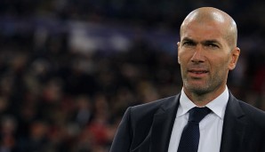 ROM - MADRID 0:2: Zinedine Zidane hätte anlässlich seines CL-Debüts als Trainer auch freundlicher gucken können