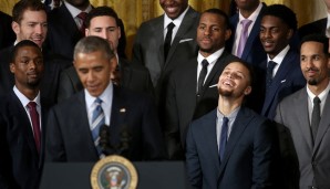 Obama weiter: Klay Thompsons Wurf sei "deutlich schöner" als der von Curry, der außerdem (beim Golf gegen Obama) ein schlechter Verlierer war