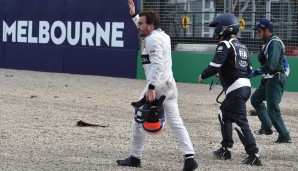 Alonso verlässt die Unfallstelle unbeschadet und winkt sogar den Zuschauern beruhigend zu
