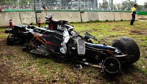 In der 18. Runde fährt der McLaren-Pilot auf Esteban Gutierrez auf und überschlägt sich zwei Mal