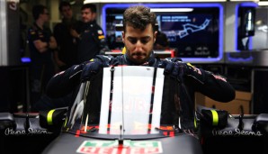 Daniel Ricciardo stand zur Sitzprobe bereit und benutzte die Cockpitkanzel gleich als Einstiegshilfe