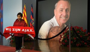 Ein Gruß aus Amsterdam: "Wir sind Ajax", sagt das Spruchband dieses kleinen Pilgers