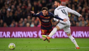 Und hoch das Bein! Sergio Ramos spitzelt Lionel Messi an der Strafraumgrenze die Kugel vom Fuß. Eine faire Aktion des Real-Verteidigers