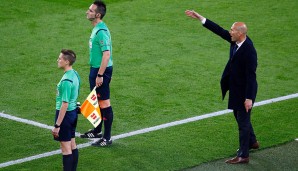 Real-Coach Zinedine Zidane nahm vom Spielfeldrand Korrekturen vor. Es ist der erste Clasico des Franzosen als Trainer