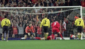30.10.2001: Borussia Dortmund ist in der Gruppenphase der Champions League zu Gast in Liverpool. Smicer und Wright schießen die Reds zum 2:0-Sieg