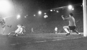 17.11.1965: Der 1. FC Köln hat als erster deutscher Klub die Ehre, an der Anfield Road vorzuspielen. Anton Schumacher reißt die Fäuste hoch, der FC holt ein 0:0
