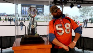 Ganz cool blieb vor dem Draft dieser Broncos-Fan - und erfreute sich an der Vince Lombardi Trophy. Dabei fehlt dem Team ja noch ein Quarterback