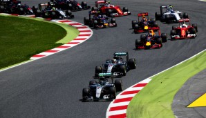 Nico Rosberg übernimmt beim Start die Führung von Polesetter Lewis Hamilton dank des Windschattens