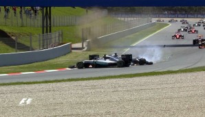 Hamilton verliert die Kontrolle über den Mercedes, dreht sich und rauscht Rosberg ins Heck