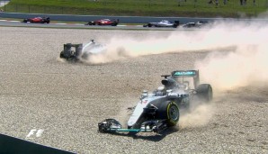 Beide Silberpfeile stranden im Kiesbett, Hamilton schlägt die Hände vors Gesicht - Doppelausfall von Mercedes!