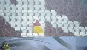 GER-SVK: Frei nach dem Motto "Fußball wird bei jedem Wetter gespielt" sitzt ein Fan alleine auf der Tribüne in Augsburg