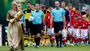 Rodel-Queen Natalie Geisenberger trägt den Pokal ins Stadion