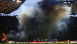 BVB-Fans out of control: Schwarze Rauchwolken ziehen durchs weite Rund