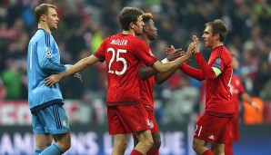 Ganze elf Spieler der Bayern feierten die vier Meisterschaften in Folge mit, auch das gab es logischerweise noch nie. Zu den Glücklichen zählen natürlich Lahm, Müller, Neuer und Alaba