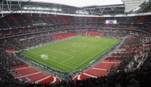 Die beiden Gewinner duellieren sich auf dem Rasen des Wembley-Stadion um den dritten Aufstiegsplatz. Traditionell ist das Heiligtum des englischen Fußballs bei diesem Event ausverkauft